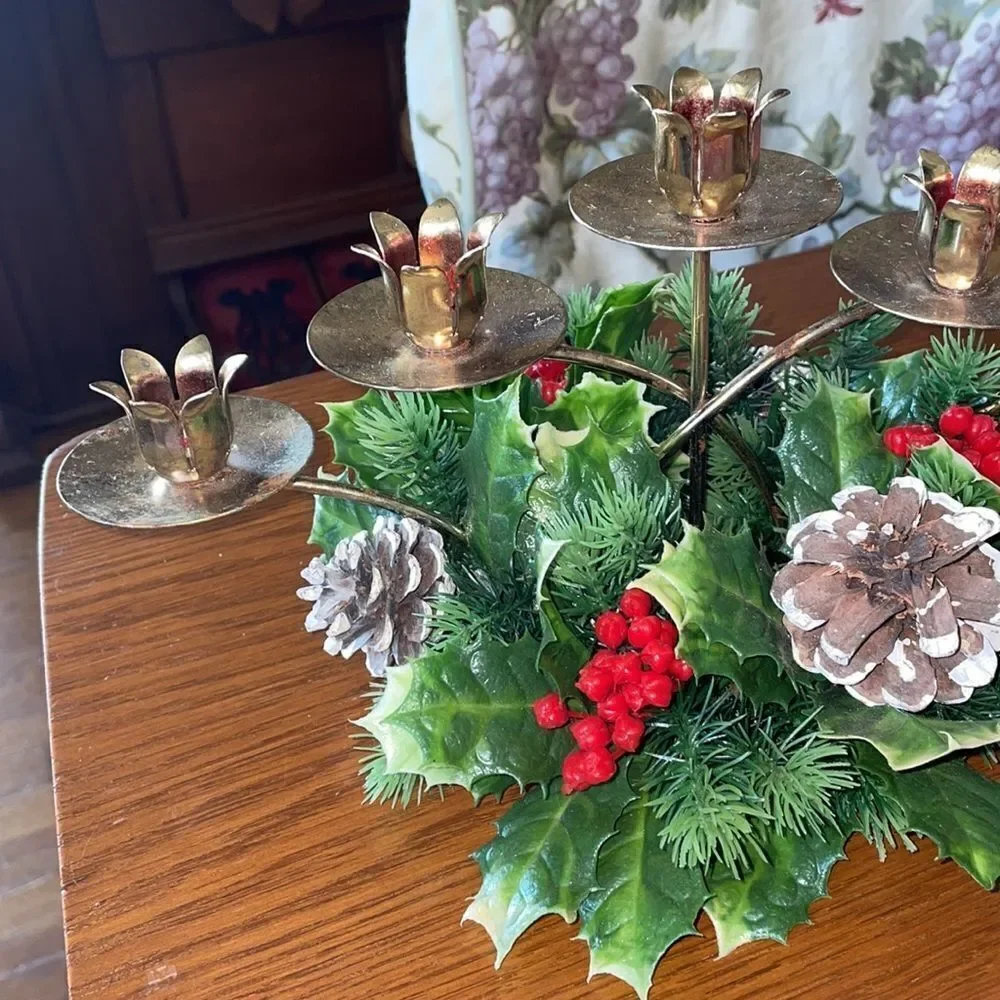 Vtg gold metal Christmas candle holder with greenery‎